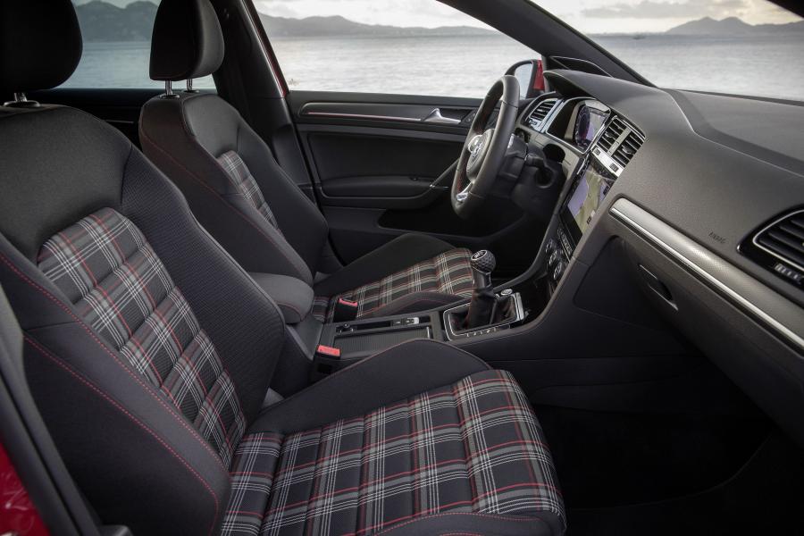 Интерьер Volkswagen Golf GTI 5-Door 2017 года  (WW) (фото 9 из 19)